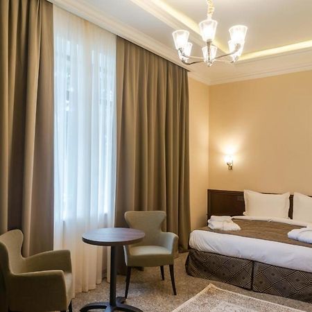 Royal Plus Hotel Алмати Екстер'єр фото